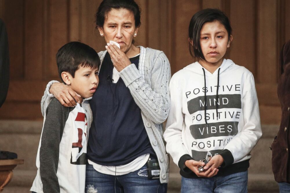 Jeanette Vizguerra, acompañada de sus hijos Roberto, de 10 años, y Luna Báez, de 12, en la iglesia donde ella se refugia (MARC PISCOTTY. AFP)