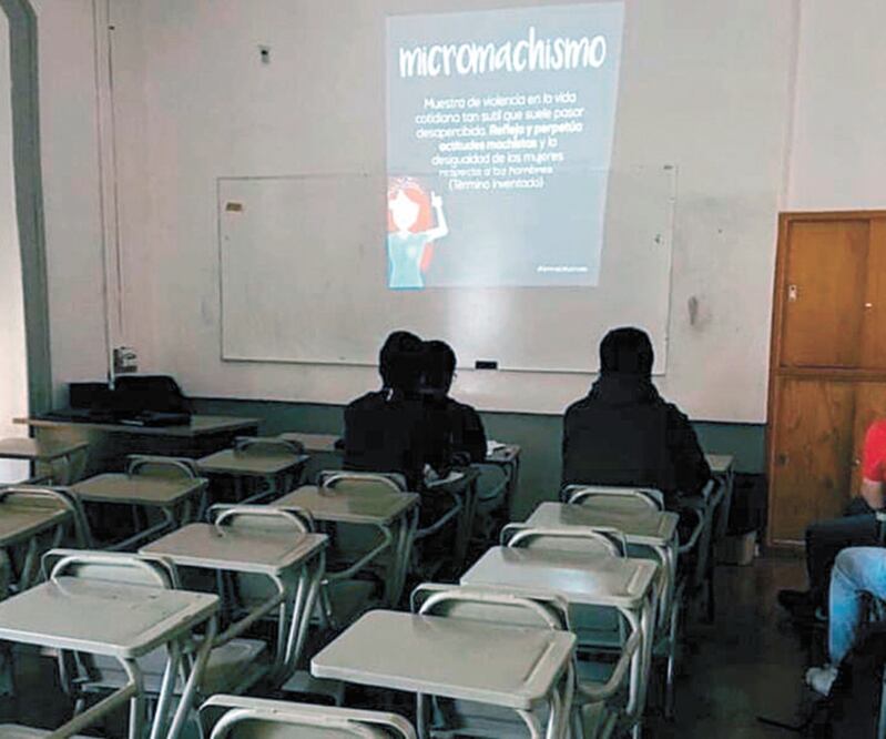 Maestros de la UG destinaron clases a reflexionar la esencia de la protesta de mujeres, el machismo, los derechos humanos y la violencia de género. Foto: IRMA MEJÍA. EL UNIVERSAL