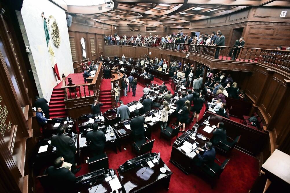 En la legislatura anterior se contaba con siete asesores en total; actualmente cada asambleísta tiene asignados a cuatro (ARCHIVO EL UNIVERSAL)