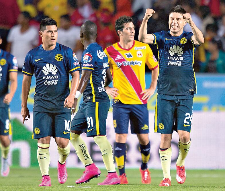 Oribe Peralta (derecha) logró un doblete en el triunfo de las Águilas sobre el Morelia, en el estadio Morelos (SERGIO MEJÍA. IMAGO7)