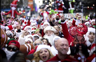 FOTOS: Cientos de Santa Claus se reúnen en Nueva York para dar inicio al SantaCon 2024
