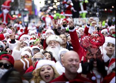 FOTOS: Cientos de Santa Claus se reúnen en Nueva York para dar inicio al SantaCon 2024
