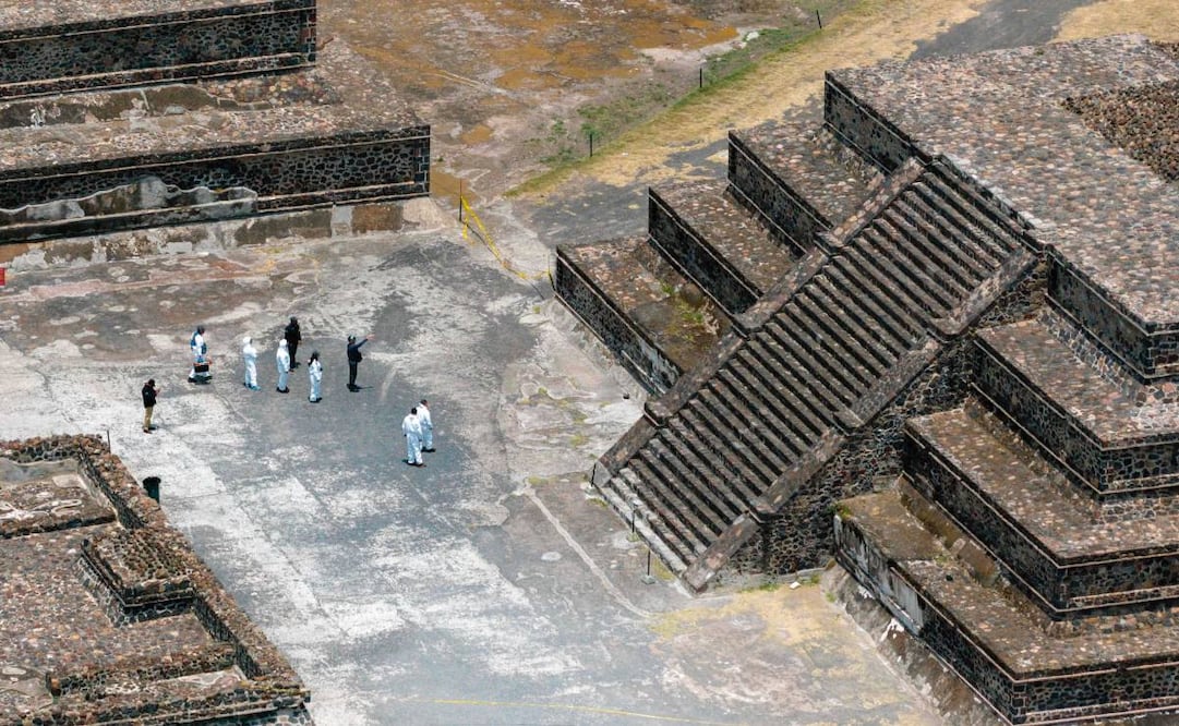 Oficiales y forenses trabajaron ayer en la zona arqueológica de Teotihuacán luego del ataque a turistas del lunes. Foto: Ray Marmolejo / AFP
