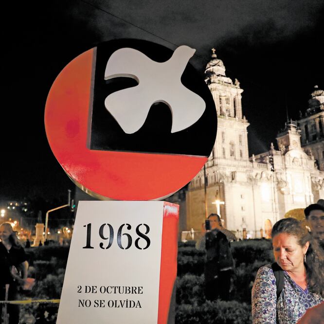 En el Zócalo se develó un antimonumento que conmemora los 50 años del 68. (IRVIN OLIVARES. EL UNIVERSAL)