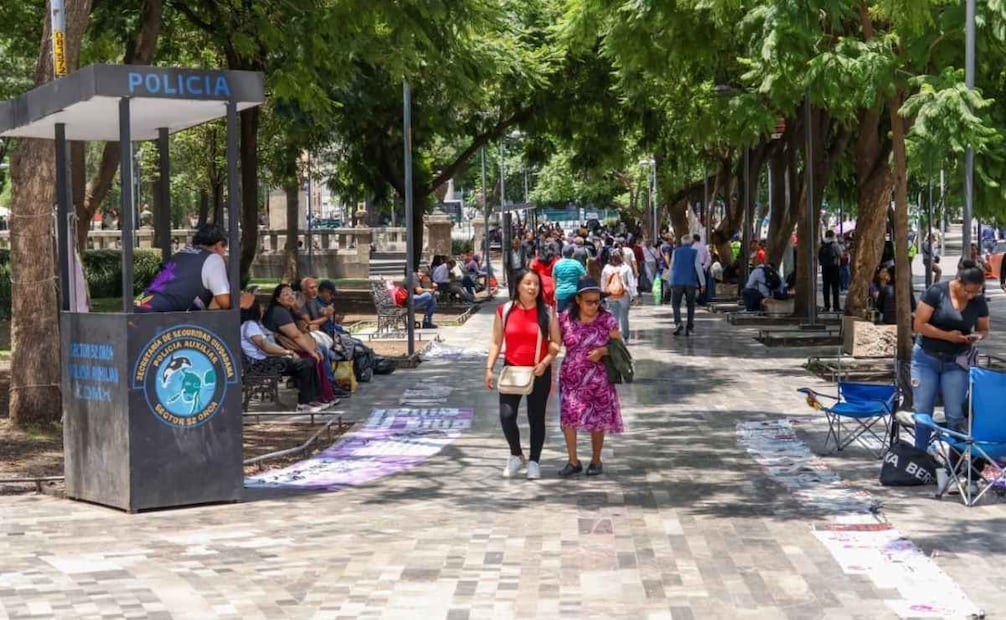 Algunas integrantes de colectivas feministas instalaron mantas sin mercancía sobre la banqueta junto a Avenida Juárez. | Foto: Karla Guerrero.