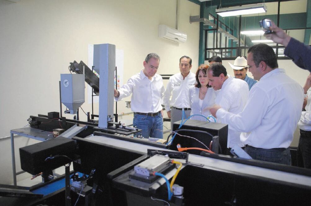 La Universidad Tecnológica Linares recibirá 25 millones de pesos en 2016 para equipo, dijo el director del Inifed al visitar el plantel (SEP)