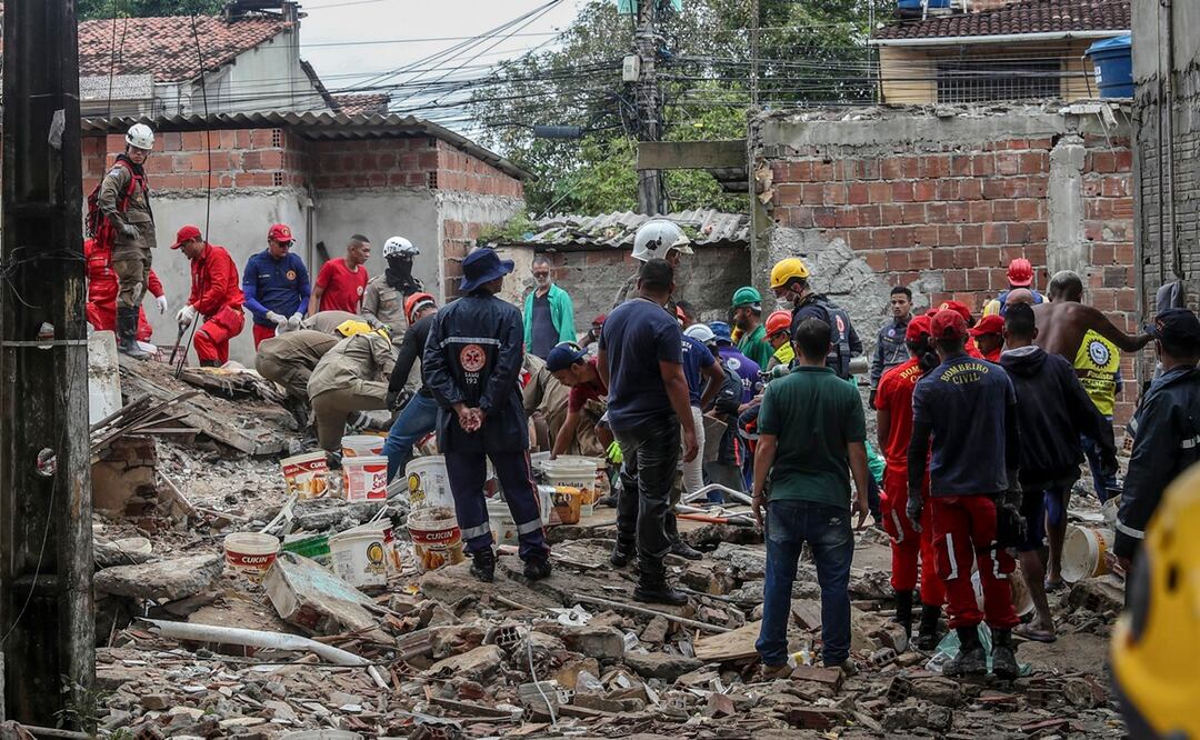 Organismos de socorro continúan las labores de rescate tras el colapso de un edificio, en Paulista, en la región metropolitana de Recife. Foto: EFE