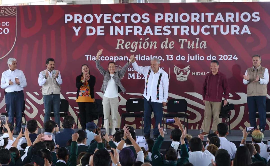 Andrés Manuel López Obrador, Claudia Sheinbaum y Julio Menchaca, en un evento en Tlaxcoapan, Hidalgo. Foto: Fernanda Rojas/ EL UNIVERSAL