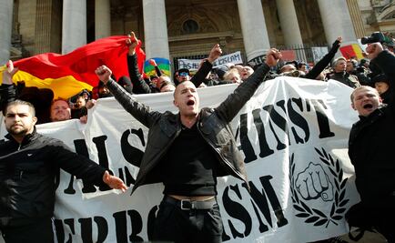Hooligans chocan con policías en Bruselas