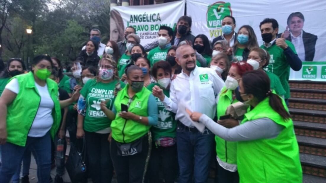 Candidato a diputado del Verde se reúne con simpatizantes en el Kiosko Morisco