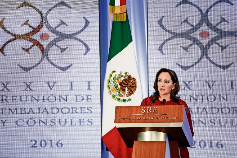 La canciller Claudia Ruiz Massieu participó ayer en la 27 Reunión de Embajadores y Cónsules, en la que declaró que en los últimos años regresan más mexicanos de los que se van a Estados Unidos (JUAN CARLOS REYES. EL UNIVERSAL)