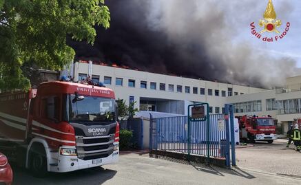 Fuerte incendio en universidad de Italia; por gases tóxicos desalojan el recinto y un hotel cercano