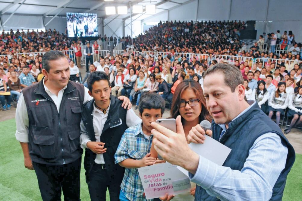 El gobernador Eruviel Ávila acudió a un evento con más de 5 mil mujeres en el municipio de Los Reyes La Paz, donde donde destacó que la fiscalía general no estará sujeta a presiones políticas de los Poderes de la Unión (ESPECIAL)