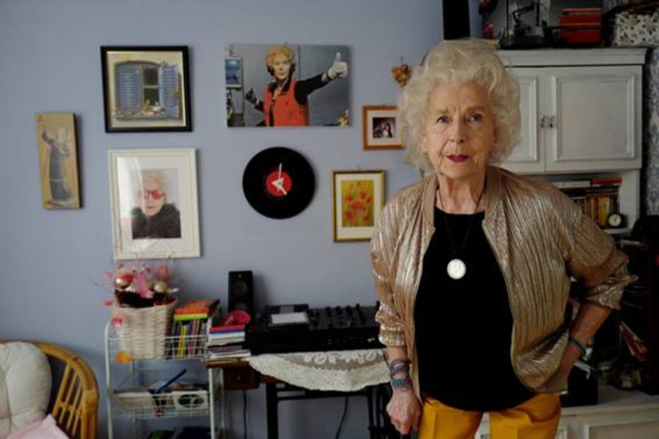 "DJ Wika", la mujer de 80 años que anima fiestas en Varsovia