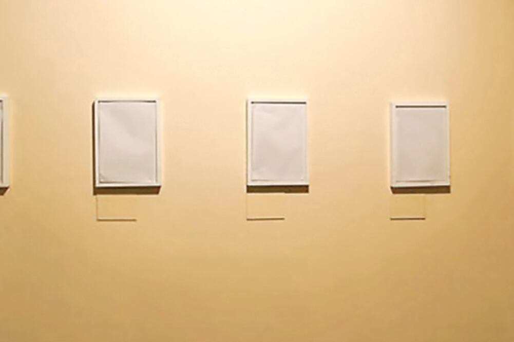 Son cinco fotos, de la directora de cine india Ritu Sarin y su esposo Tenzing Sonam, de cartas escritas por monjes antes de inmolarse (IGOR G. BARBERO. EFE)