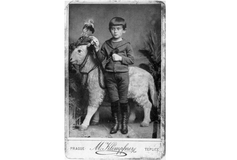 Fotografía de estudio de Kafka siendo un niño. Foto: Tomada de "Franz Kafka: cuadros de una vida", Klaus Wafenbach,1984