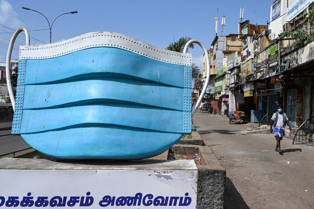 Monumento de cubrebocas en Chennai, India. Foto: AFP