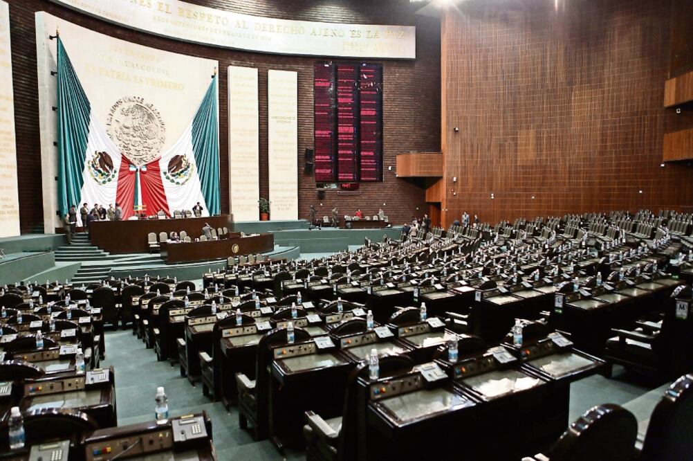 Los pasados miércoles y jueves, el Pleno de la Cámara lució vacío; pese a esto, legisladores planean otorgarse un bono de 150 mil pesos adicionales a los 357 mil que recibirán de aguinaldo, dieta mensual y prestaciones (ARCHIVO EL UNIVERSAL)