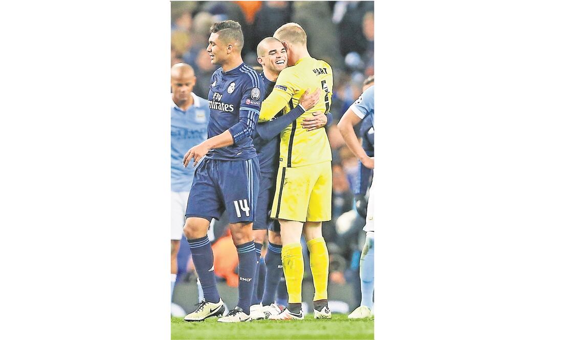 Hart y Pepe se fundieron en un abrazo, tras el partido en el Etihad Stadium (CARL RECINE. REUTERS)