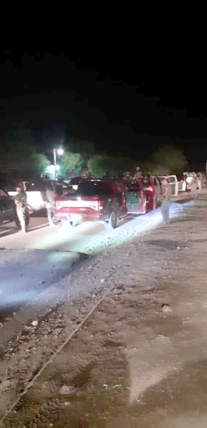 Con fusiles de asalto, así se movilizan grupos armados en Buenavista, Michoacán