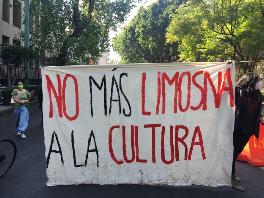 Protesta de alumnos de la ENAH afuera de la Secretaría de Gobernación. Foto: Diego Simón Sánchez 