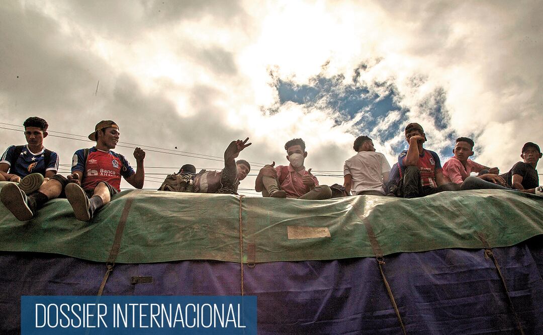 Decenas de migrantes viajan sobre un camión, en una carretera cerca de Jocotán, Guatemala, el pasado 16 de enero. Foto: ARCHIVO EFE