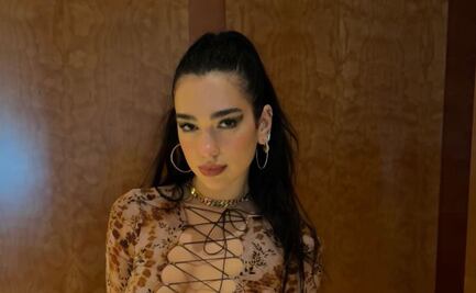 Dua Lipa luce microfalda de mezclilla inspirada en los 2000