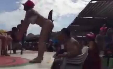 Piden regreso de maestra despedida por bailar en bikini