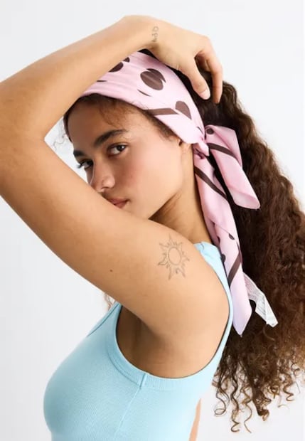Pañuelo con estampado de lunares como diadema. Foto: Stradivarius