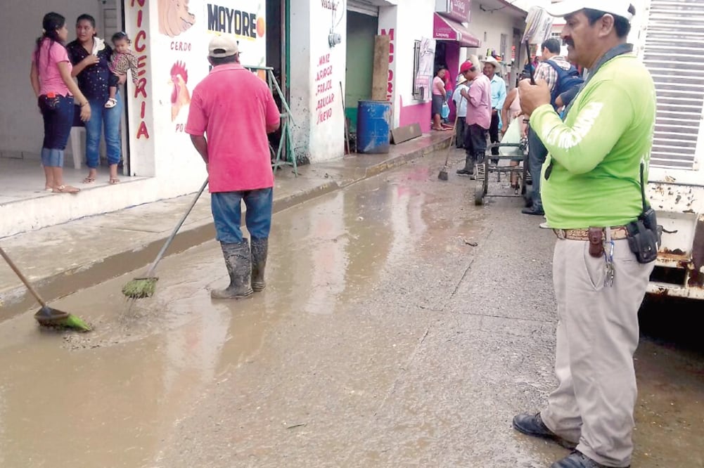 Locales del mercado municipal de Pichucalco quedaron anegados por el agua del arroyo El Cristo, que alcanzó hasta dos metros de altura en algunas zonas. (ÓSCAR GUTIÉRREZ. EL UNIVERSAL)