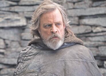 Mark Hamill cambia espada láser por una medieval