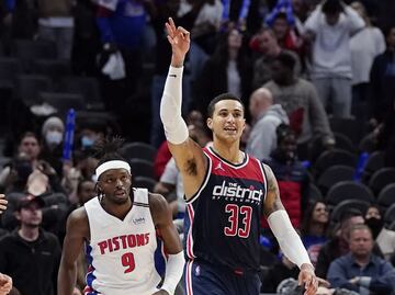 Jugador de NBA realiza gesto obsceno a aficionado en pleno partido; fue sancionado