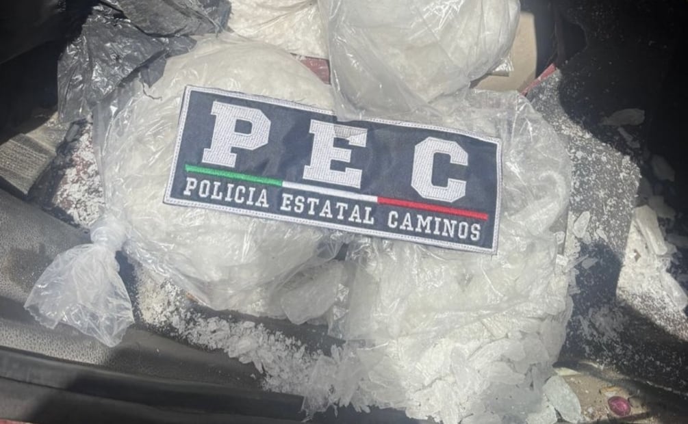 Detienen a pareja que transportaba 55 kilos de cristal en Guanajuato; habían chocado con un tráiler. Foto: Especial