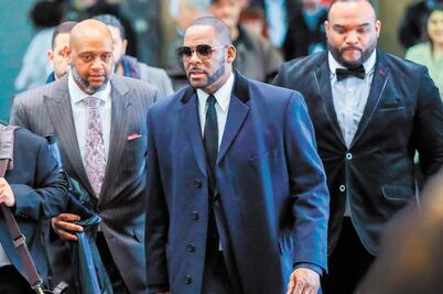 R. Kelly es arrestado por pornografía infantil