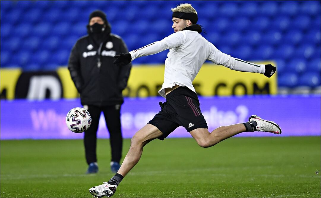 Raúl Jiménez manda a la banca a Funes Mori