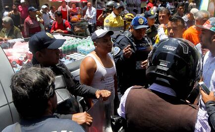 Camioneta choca contra puesto ambulante; hay 3 heridos