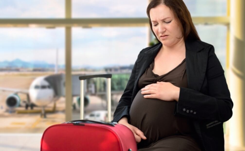 Si un bebé nace durante un vuelo, ¿viaja gratis para siempre? 