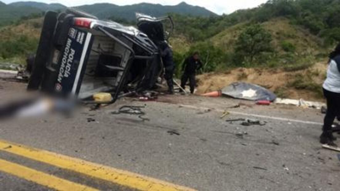 Choque entre patrulla y auto deja 4 muertos en Michoacán