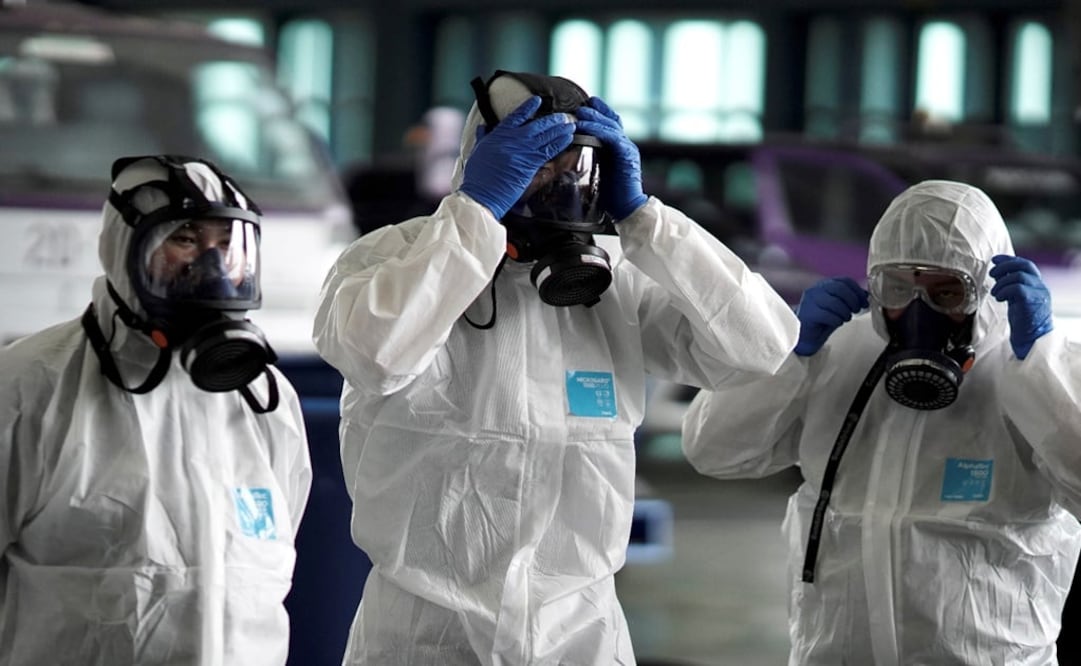 Crew members prepare themselves before disinfecting the cabin of an aircraft to prevent the spread of the coronavirus – Photo: Athit Perawongmetha/REUTERS