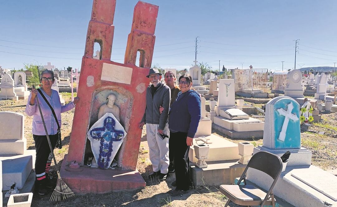 La familia Martínez Corteza visitó en el panteón a sus familiares fallecidos.