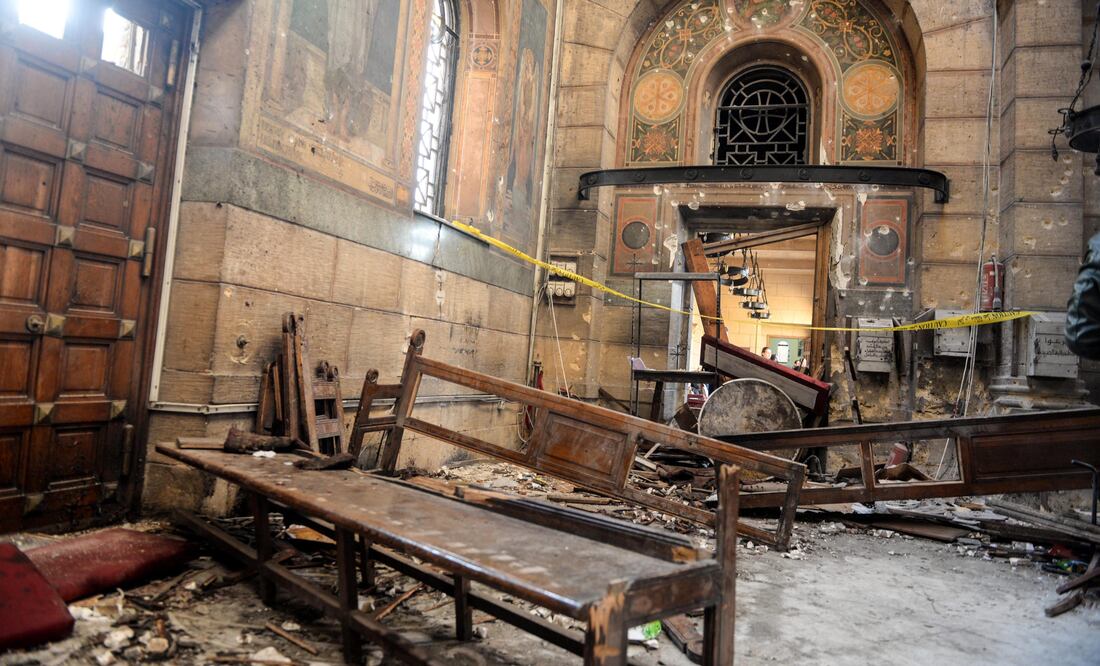 El presidente de Egipto, Abdel Fattah al Sisi, declaró tres días se luto nacional en honor de las 25 personas que murieron hoy a causa de la explosión en el templo de San Pedro (Foto: EFE)