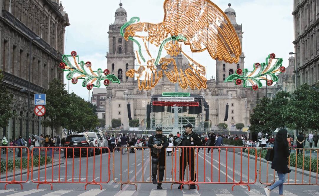 En la principales vialidades aledañas al primer cuadro de la capital los elementos de la Secretaría de Seguridad Ciudadana ya se encuentran resguardando la zona y se colocaron vallas. Foto: Valente Rosas/ EL UNIVERSAL