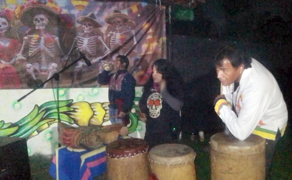 El grupo Mez-Me acompañó en todo momento el recorrido. La música y letras de las canciones fueron hechas por ellos, especialmente para María, la bruja Tlahuipochi. Crédito: Gilberto Martínez/Cortesía.