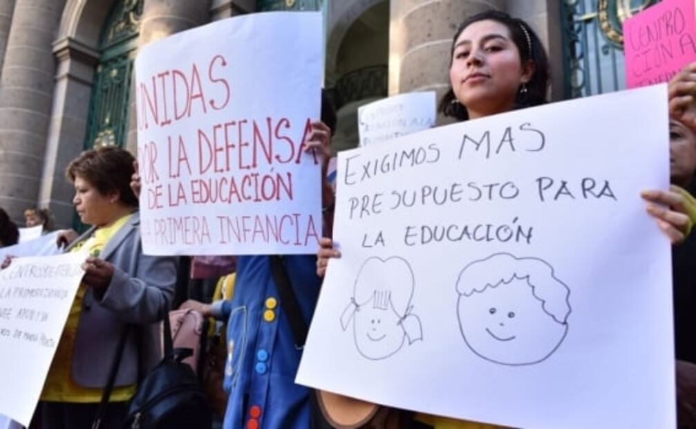 Madres y educadoras de estancias infantiles protestan frente al Congreso de la CDMX
