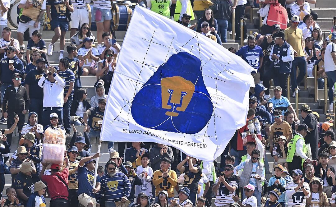 Aficionados de los Pumas observan un partido de la Liga MX. FOTO: Imago7
