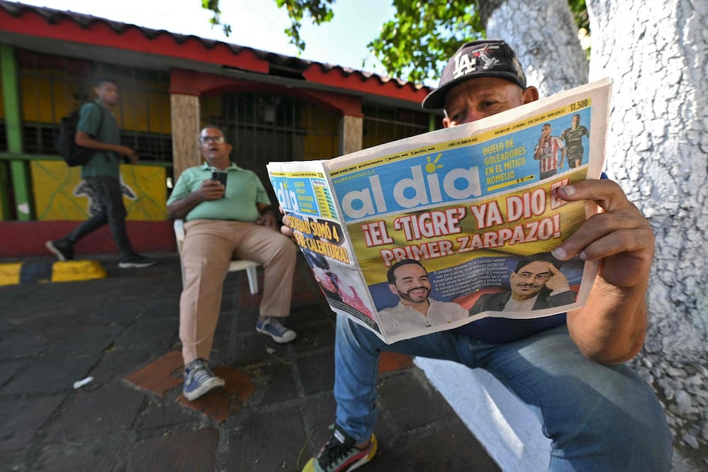 Un hombre lee el periódico en Barranquilla, Colombia, un día después de la primera vuelta de las elecciones presidenciales. FOTO: RODRIGO BUENDIA. AFP
