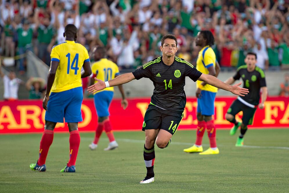 'Chicharito' celebra un gol con México. Archivo 