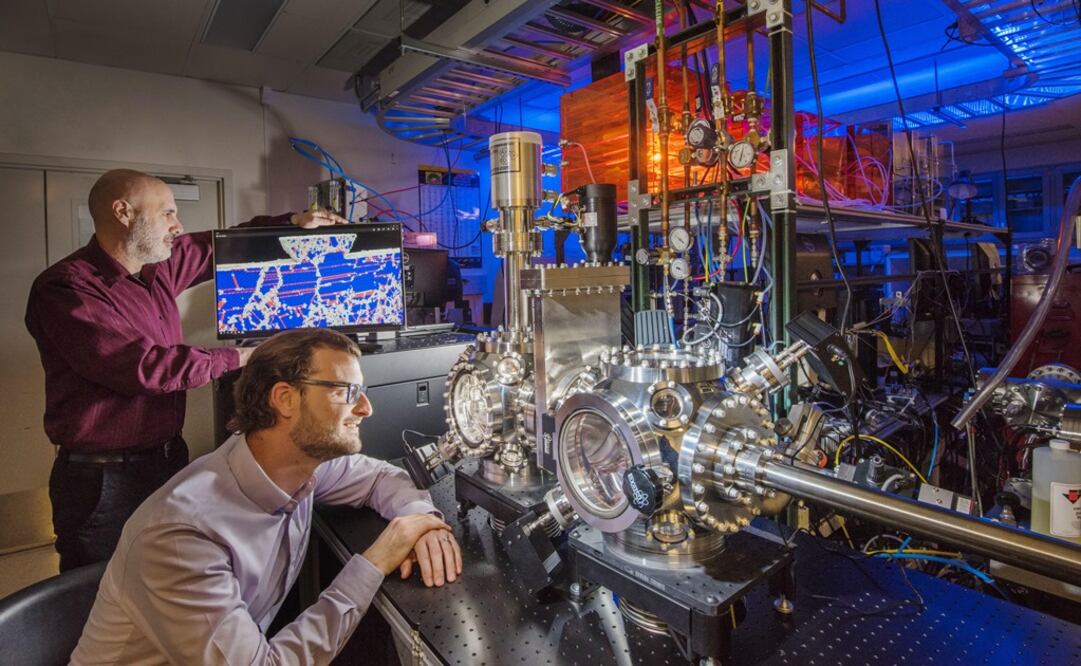 Los investigadores Michael Chandross (i) y Nicolás Argibay (d) junto a una pieza de este metal. Foto: EFE/Sandia National Laboratories