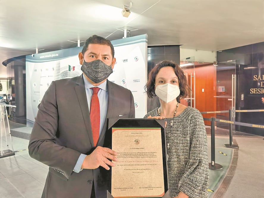 Galia Borja recibió del senador Alejandro Armenta su constancia como subgobernadora del Banxico. ESPECIAL