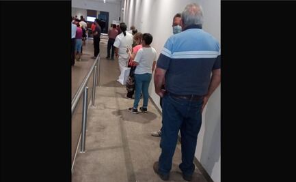 Contribuyentes hacen largas filas en fecha límite para el pago de impuestos